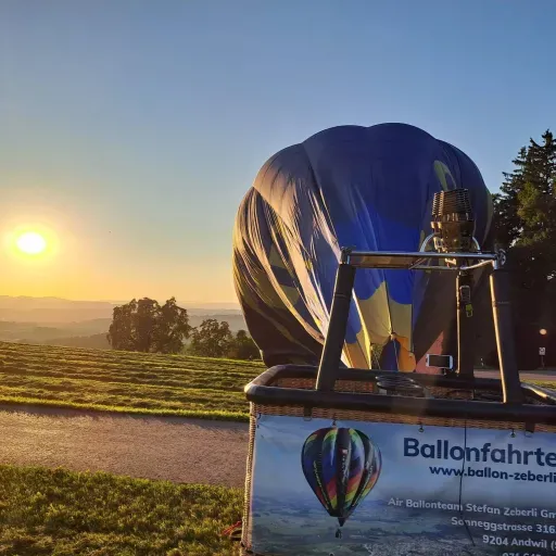 Sonnenuntergang mit Ballon bei Landung