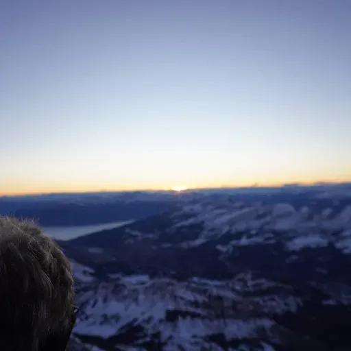 nun blinzelt sie hinter den Bergen hervor