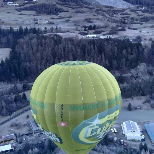 Kurz nach dem Start beider Ballone in Tiefenkastel.